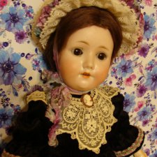 В новом платье и чепце