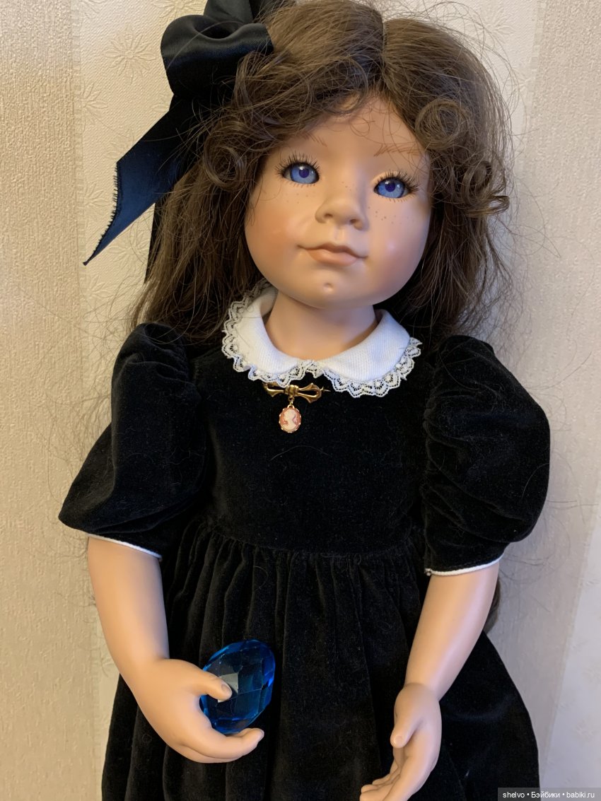 Я тоже считаю, что это самый лучший молд у Джулии Крюгер. Побывало у меня несколько, но с ними уже рассталась. А эта девочка для меня просто чудо! Меняла ей наряды, потом поняла, что в своём чёрном платье она лучше всего смотрится, только колготки поменяла на белые и сняла фартук. Да, и бант сделала сбоку. А глазки мне у неё нравятся именно такие. Как пасхальное яичко, которое я ей дала подержать.