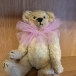 маленький мишка в розовом воротнике