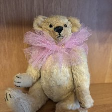 маленький мишка в розовом воротнике