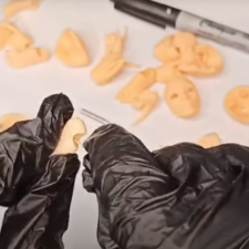 Вклеивание магнитов в шарнирную куклу (видео)