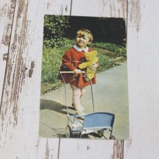 Дочка, что куклу к себе прижимает