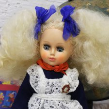 На форме у школьниц сияет звезда