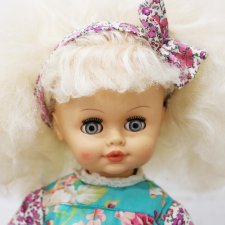 Кукла дует губы - хочется обновку