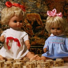 Кукла стоит, как три пальто