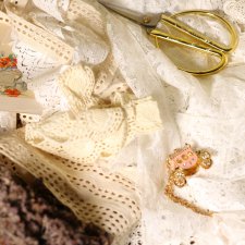 ...крошечный кусок кружева