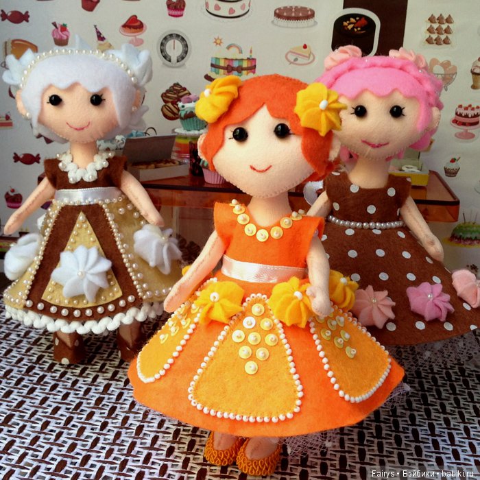 Куколки из фетра. Кукла из фетра. Кукла из фетра с одеждой. Платье из фетра для куклы. Фетровые куклы с одеждой.