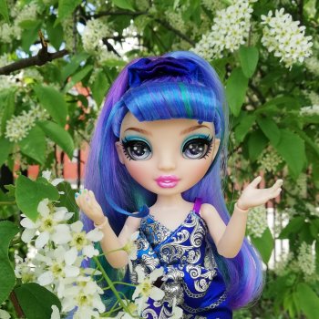 А ты засунул куклу в цветы?