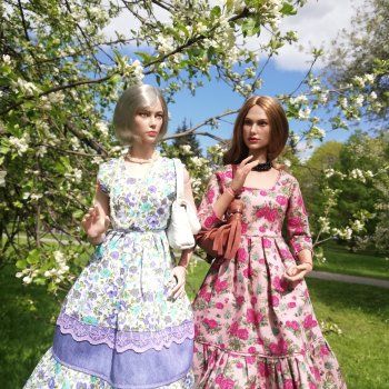 Продолжаем засовывать кукол в цветы и кусты