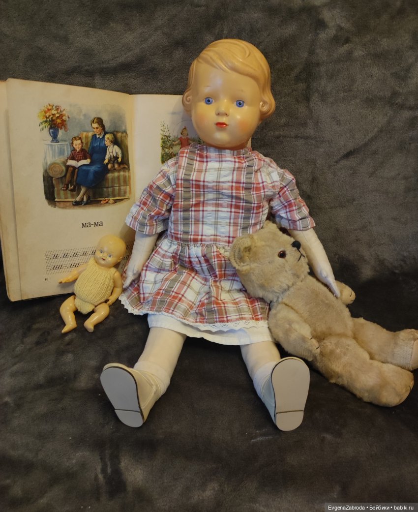 Наша серьезная девочка Тата