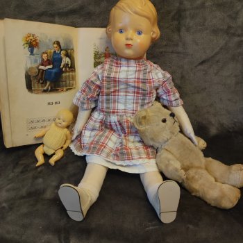 Наша серьезная девочка Тата