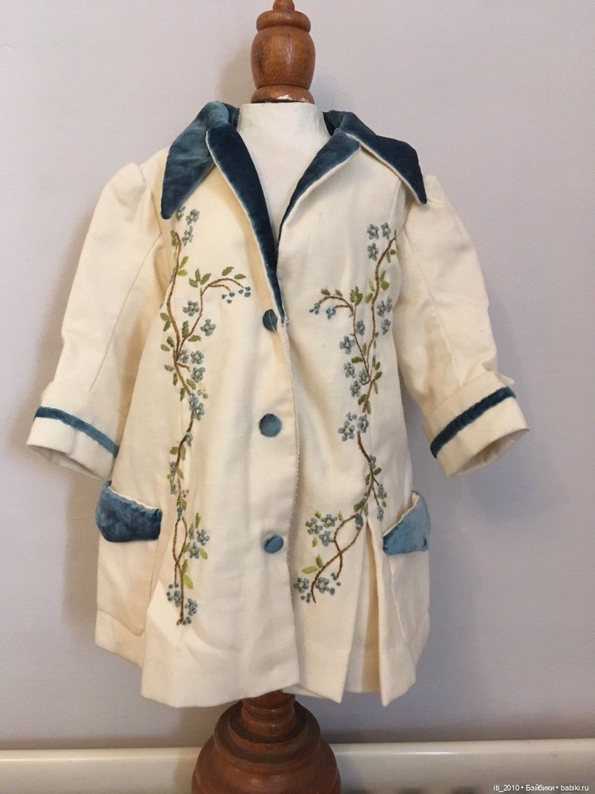 Люблю "девушек" в старинных пальтишках