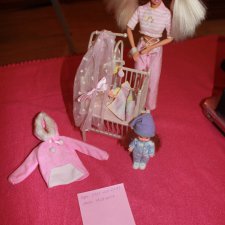 Кукла Барби с двумя детьми в пижамах