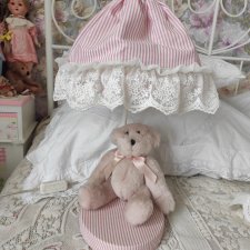 Винтажный мишка под лампой