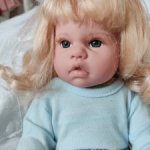 Красивая полностью виниловая кукла