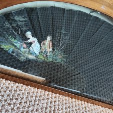 Антикварный веер в витрине