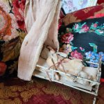 Антикварная куколка в кроватке