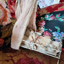 Антикварная куколка в кроватке