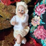 Крошечная фарфоровая куколка