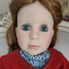 Красивая винтажная кукла