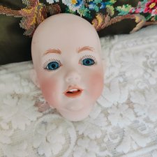 Хорошенькая репликовая головка Хильды Кеснер