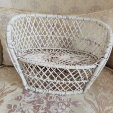 Красивый плетёный диван