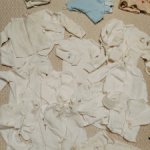 Лотом 12 кофточек на кукол ГДР