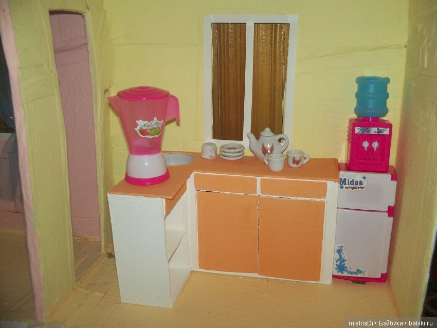 Кухонная тумба с игрушечной кухонной техникой