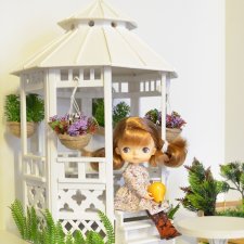 И сидят в беседках детки