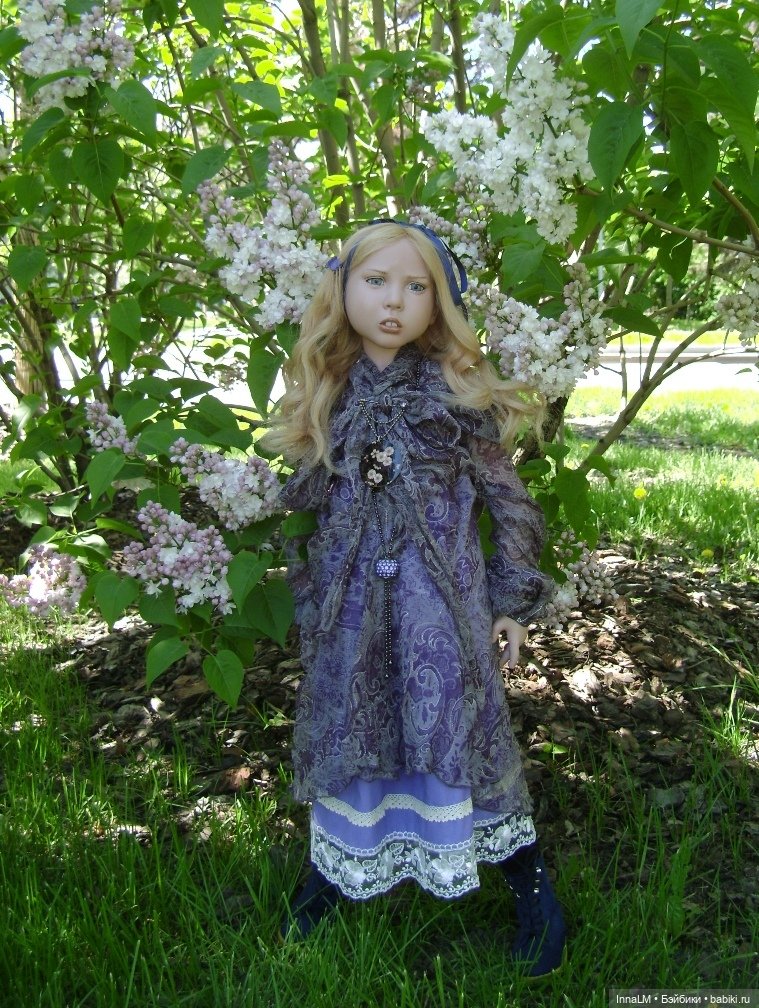 Девушка в сиреневом среди сирени.