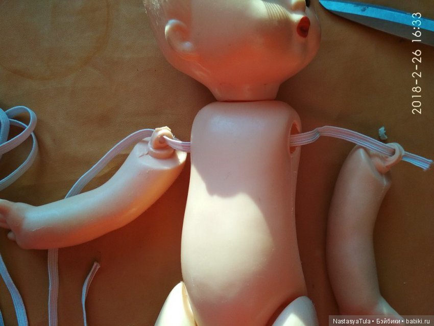 Перетяжка резинки в советской пластмассовой кукле (фото 9)