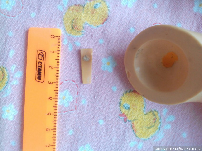 Перетяжка резинки у целлулоидной куклы (фото 7)