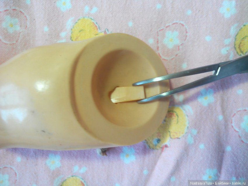 Перетяжка резинки у целлулоидной куклы (фото 6)