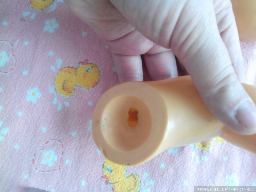 Перетяжка резинки у целлулоидной куклы (фото 5)