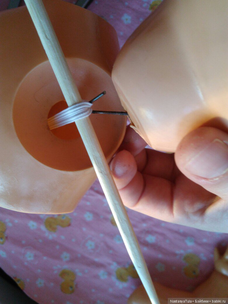 Перетяжка резинки у целлулоидной куклы