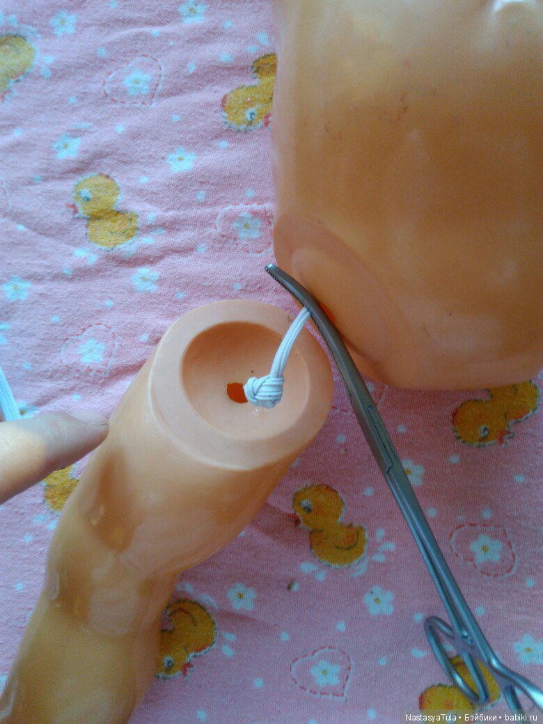 Перетяжка резинки у целлулоидной куклы