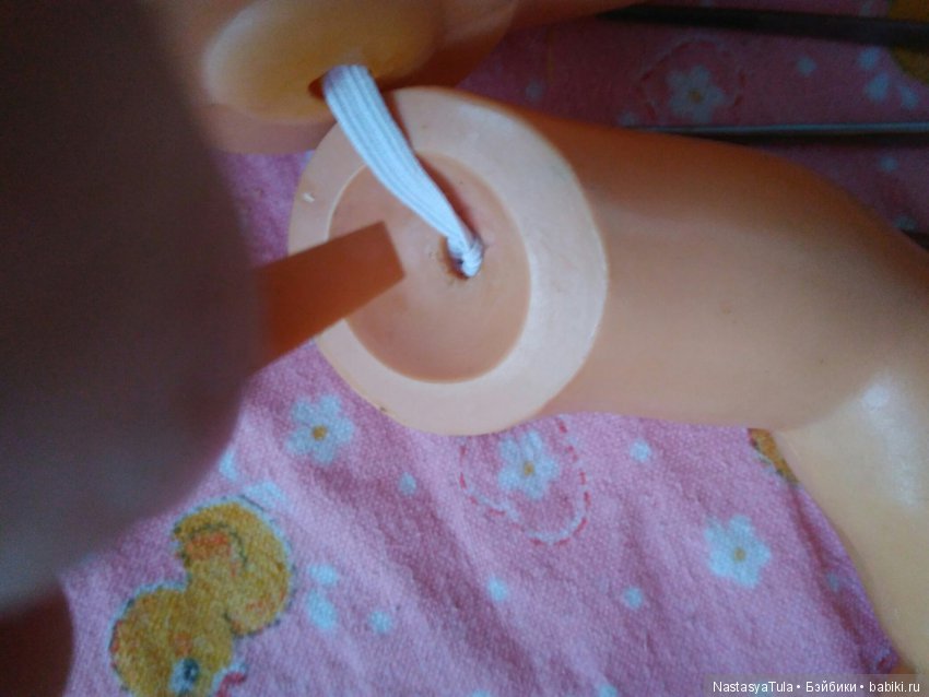 Перетяжка резинки у целлулоидной куклы (фото 10)
