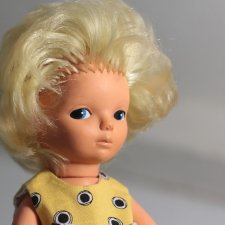 Милая маленькая немецкая куколка блондинка с нарисованными глазами
