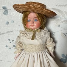 Дама приятной наружности из папье- маше