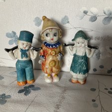 Клоун и парочка с коромыслами