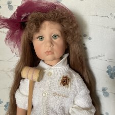 Мэри играет в крикет
