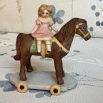 Девчушка на лошадке