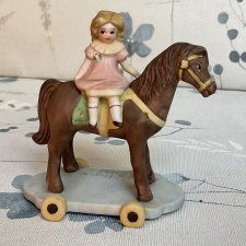 Девчушка на лошадке