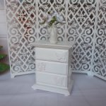 Белый деревянный комод