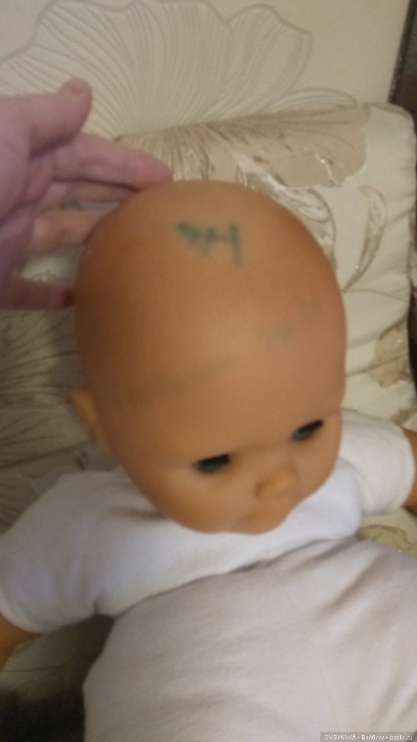 Фломастер на голове и ногти накрашены тоже фломастером...