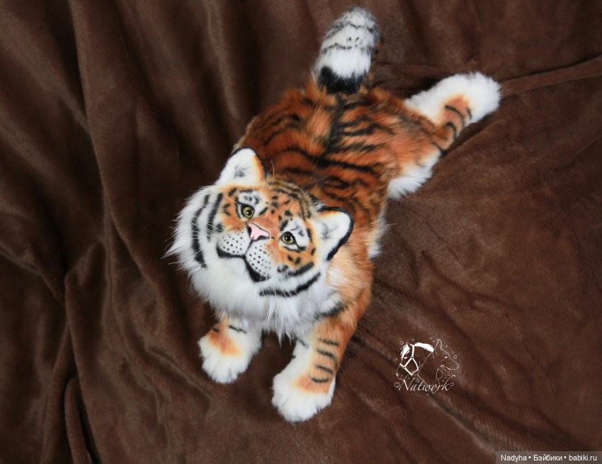 Реалистичная мягкая игрушка тигренок (фото 3)