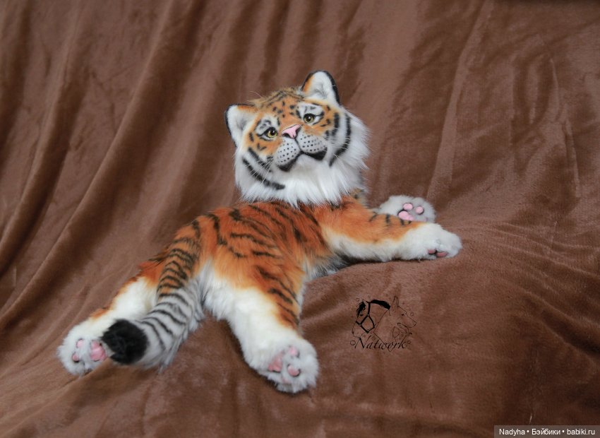 Реалистичная мягкая игрушка тигренок (фото 6)
