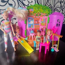 Лот кукол с игровой площадкой