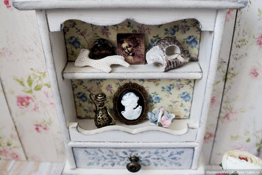 Сервант в винтажном стиле