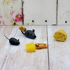 Сыр в мышеловке и мышки